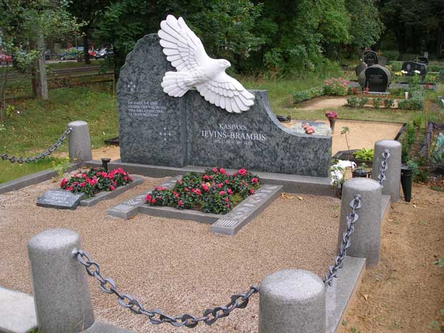 Skulptūriniai kapų paminklai