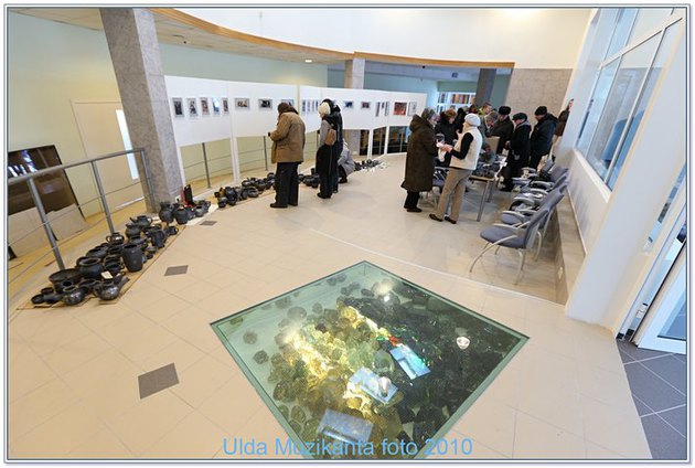 Вынимание из печи и выставочная экспозиция/экспозиция выставки в Центре ремесленников в Ливаны