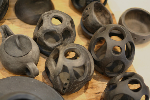 Обжиг керамики в печи в центре искусства и ремесленничества Латгалии
