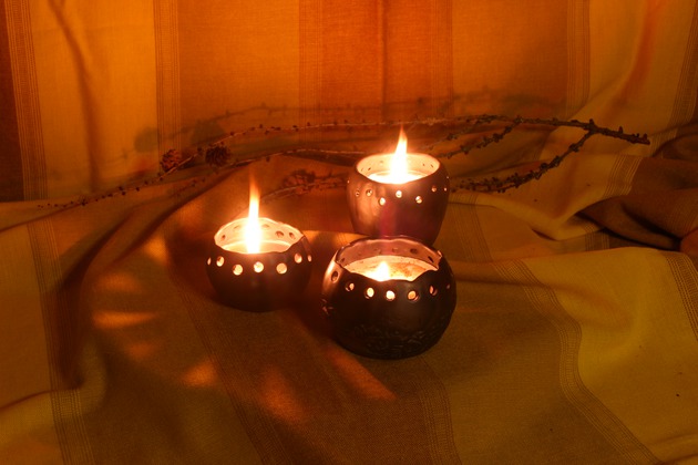 Keramische Kerzenständer mit Kerze