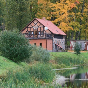 Apiņu kalte, svečių namai