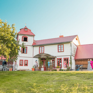 Bitītes, svečių namai