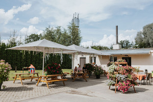 Burtniekkrasts, svečių namai ir kavinė