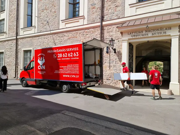 Transport von Dekorationen und Ausstellungsausrüstung