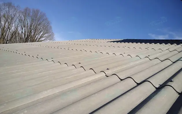 Installation von asbestfreien Schieferdächern