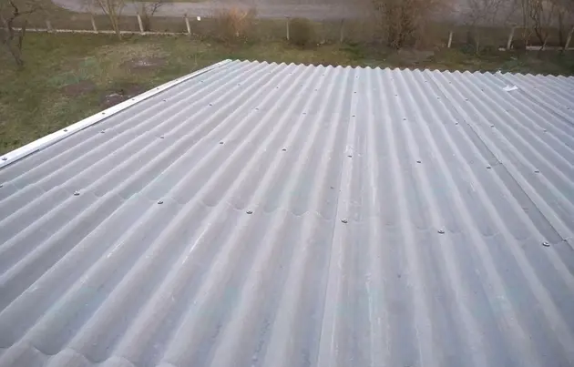 Installation von asbestfreien Schieferdächern