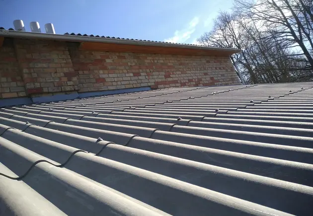 Installation von asbestfreien Schieferdächern