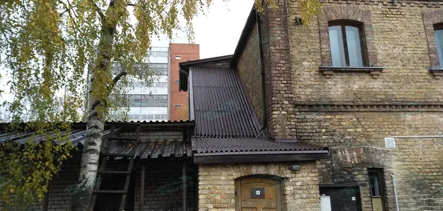 Montage von Bitumenwellplattendächern