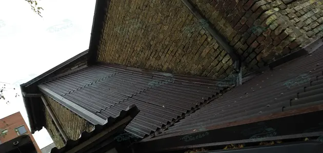 Montage von Bitumenwellplattendächern