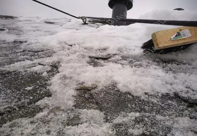 Dächer von Eis und Eiszapfen reinigen