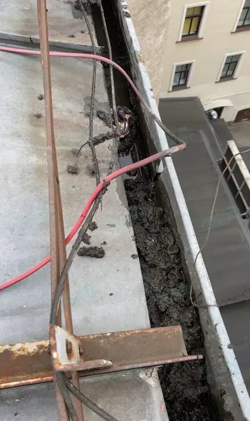 Прочистка водосточных желобов от снега и льда