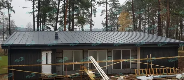 Montage von Rollprofildächern