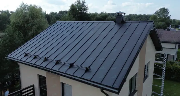 Montage von Rollprofildächern