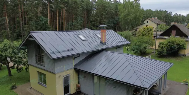 Montage von Rollprofildächern