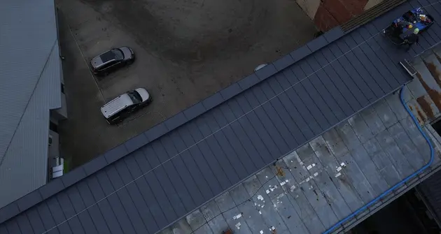 Montage von Rollprofildächern