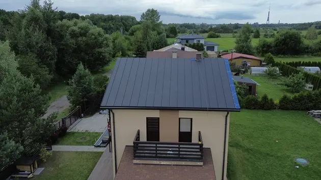 Montage von Rollprofildächern