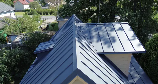 Montage von Rollprofildächern