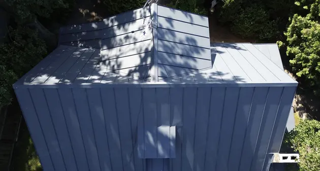 Montage von Rollprofildächern