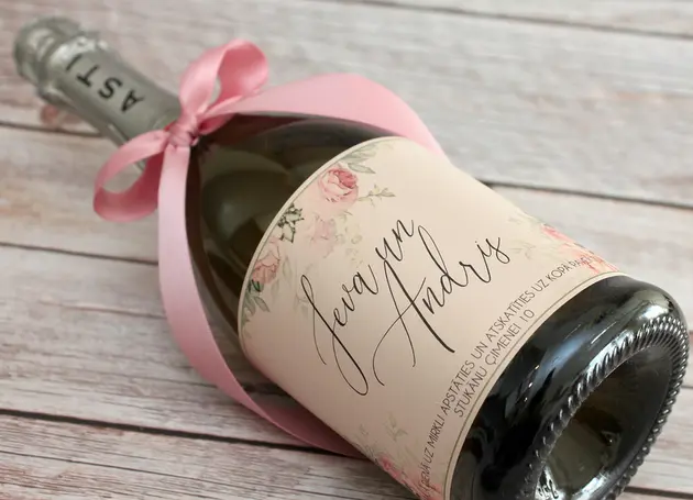 Kāzu pudeles un glāzes