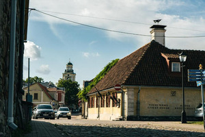 Karaliskā Zoss, svečių namai ir kavinė
