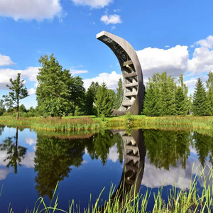 Kirkiliju skatu tornis, ko ieskauj iegruvumi, Aussichtsturm