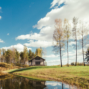 Lakstīgalu kalns, svečių namai