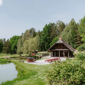 Lejasbisenieki, svečių namai