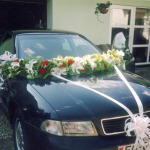 Floristische Präsentation von Autos, Dekoration