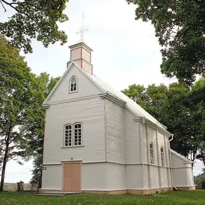 Pušas Vissvētās Trīsvienības Romas katoļu baznīca, bažnyčia