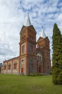 Stirnienes Svētā Laura Romas katoļu baznīca, Kirche